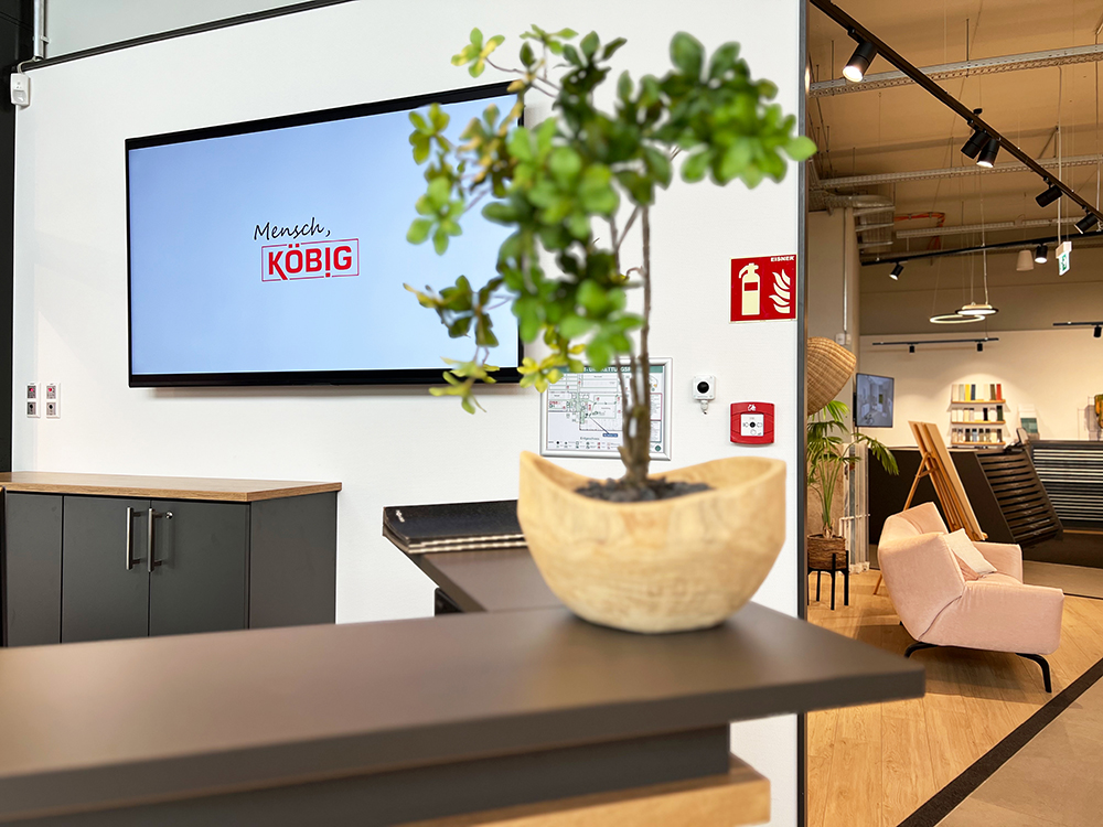 Empfangsdisplay Köbig Digital Signage Display im Empfangsbereich eines Unternehmens