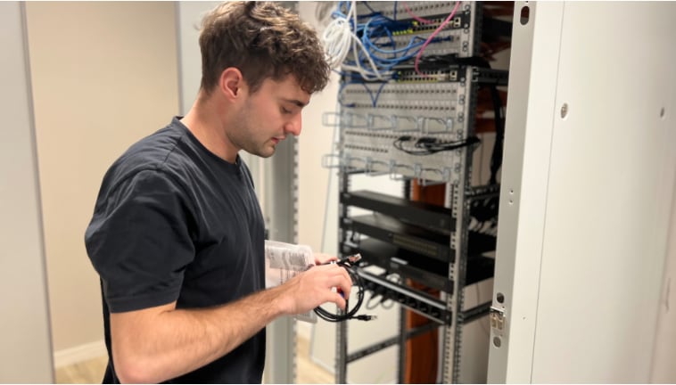 Installation moderner Medientechnik in einem Besprechungsrau
